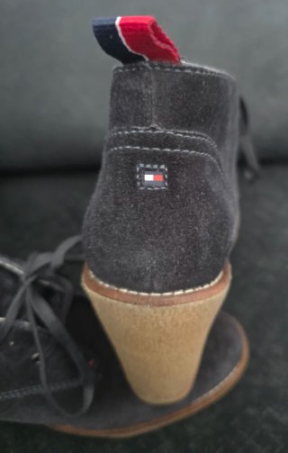 Botín Tommy Hilfiger Cuña Ante Negro