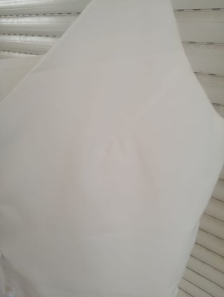 Top blanco elegante tirante regulable con botones