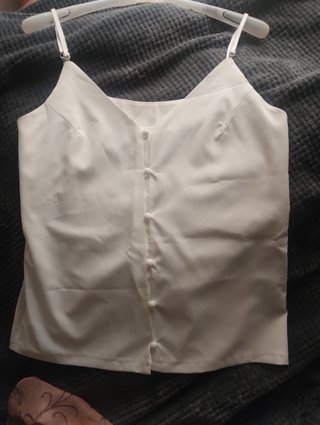 Top blanco elegante tirante regulable con botones