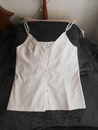 Top blanco elegante tirante regulable con botones