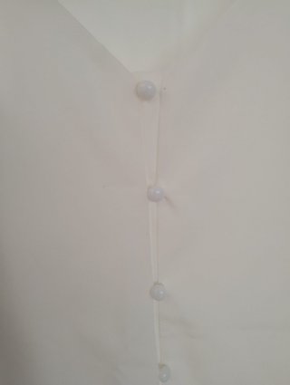 Top blanco elegante tirante regulable con botones