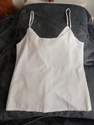 Top blanco elegante tirante regulable con botones