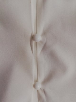 Top blanco elegante tirante regulable con botones