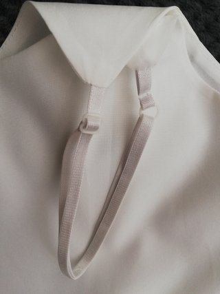 Top blanco elegante tirante regulable con botones