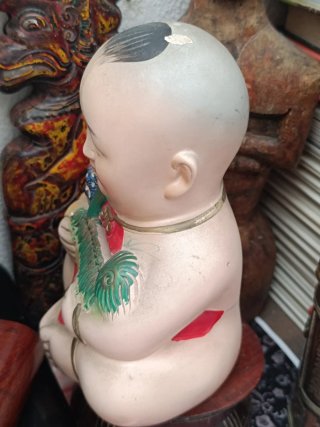 Figura alcancía china niño con león