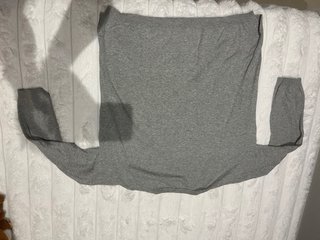 Sudadera gris con parches