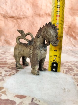 Figura león asiático bronce