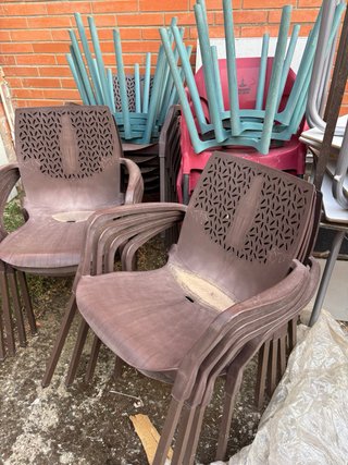 Tavoli e sedie da terrazzo in metallo e plastica