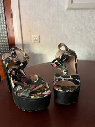 Tacones de plataforma con estampado floral