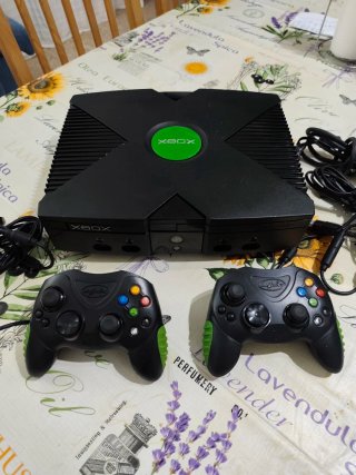 Xbox Clásica + 2 mandos y cables