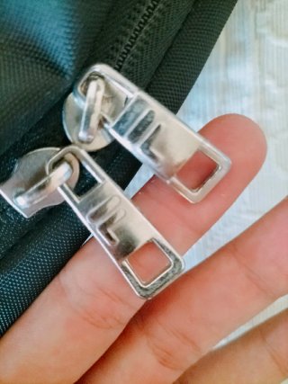Mochila Fila Negra con detalles Rojos