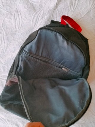 Mochila Fila Negra con detalles Rojos