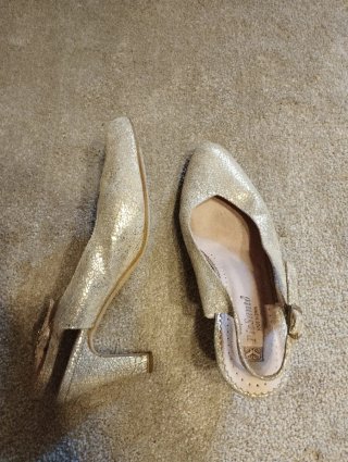 Zapatos de fiesta dorados con tira al tobillo
