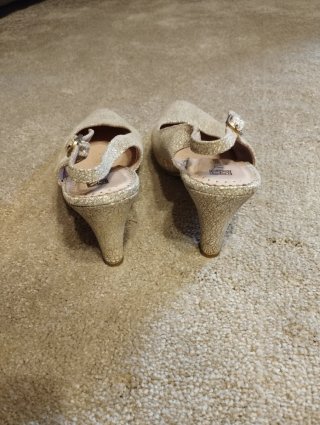 Zapatos de fiesta dorados con tira al tobillo
