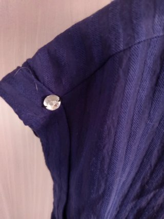 Camisa azul sin mangas