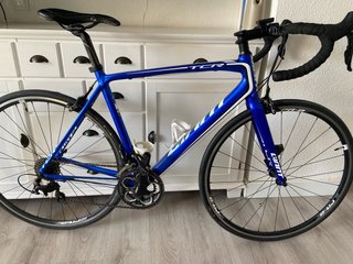 Bicicleta Carretera Giant TCR Azul eléctrico.