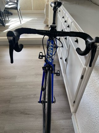 Bicicleta Carretera Giant TCR Azul eléctrico.