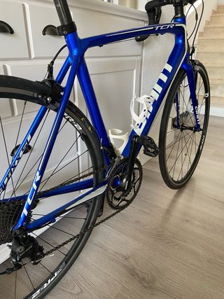 Bicicleta Carretera Giant TCR Azul eléctrico.