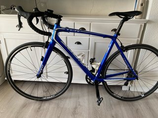 Bicicleta Carretera Giant TCR Azul eléctrico.