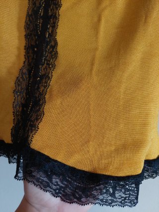 Top lencero amarillo con encaje negro