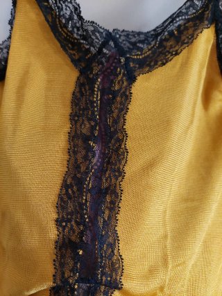Top lencero amarillo con encaje negro