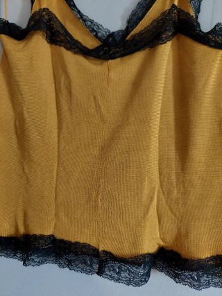 Top lencero amarillo con encaje negro