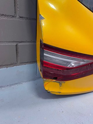 Portón Trasero Renault Megane IV RS con leve golpe