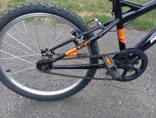 Bicicleta  DENBIKE naranja y negra.
