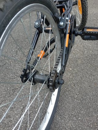 Bicicleta  DENBIKE naranja y negra.