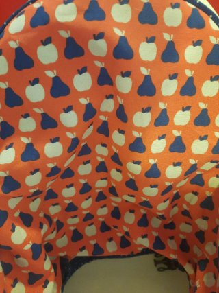 Trona IKEA con funda de manzanas