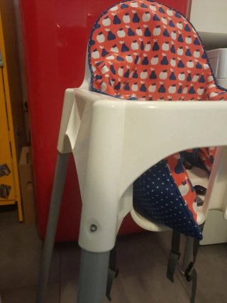 Trona IKEA con funda de manzanas