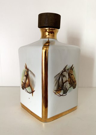 Botella de porcelana vintage con caballos