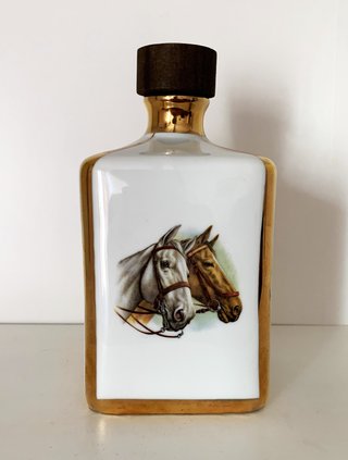 Botella de porcelana vintage con caballos