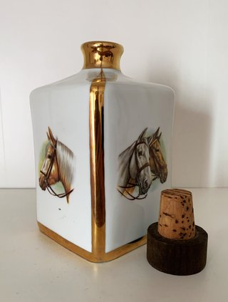 Botella de porcelana vintage con caballos