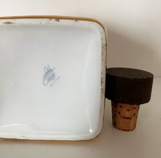 Botella de porcelana vintage con caballos