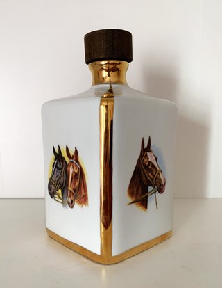 Botella de porcelana vintage con caballos