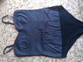 Top azul con corazones rojos