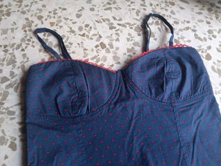 Top azul con corazones rojos