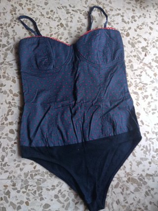 Top azul con corazones rojos