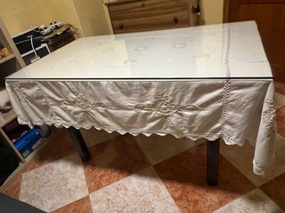 Mesa de cristal con tarima y enaguas