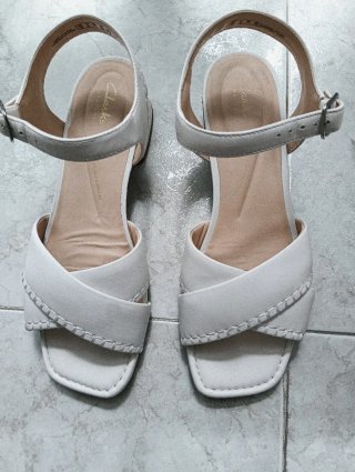 Sandalias Clarks blancas Tacon