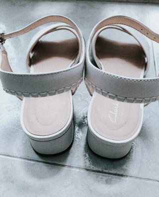 Sandalias Clarks blancas Tacon