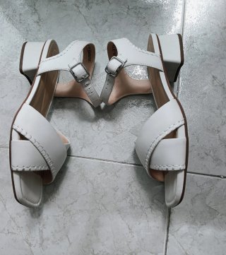 Sandalias Clarks blancas Tacon
