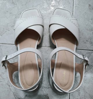 Sandalias Clarks blancas Tacon