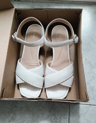 Sandalias Clarks blancas Tacon