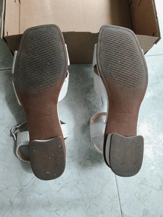 Sandalias Clarks blancas Tacon