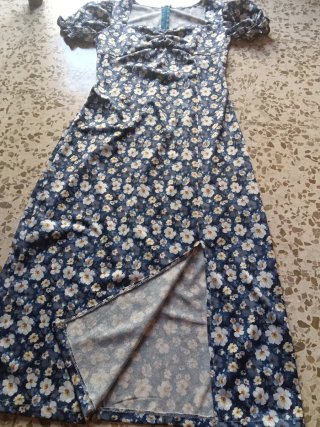 Vestido floral azul y blanco