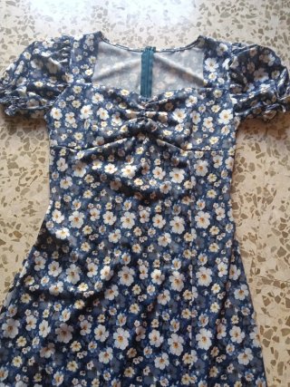 Vestido floral azul y blanco