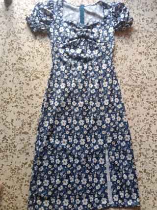 Vestido floral azul y blanco