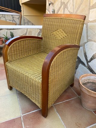 Sillón de mimbre y madera